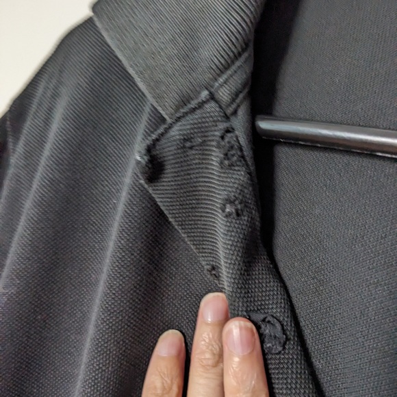 Lacoste black polos shirt size 3, damaged from the inside near the buttons - Picture 4 of 4